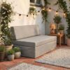 Pallesofa med ryglæn og kappe, der står på hyggelig terrasse