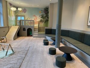Specialtilpassede hynder i skum med stofbetræk på cafe