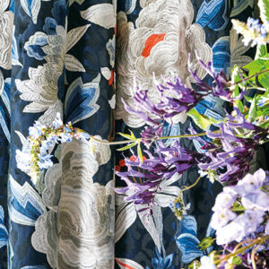 Romo Specialstof Lavinia med blomster brugt til gardin